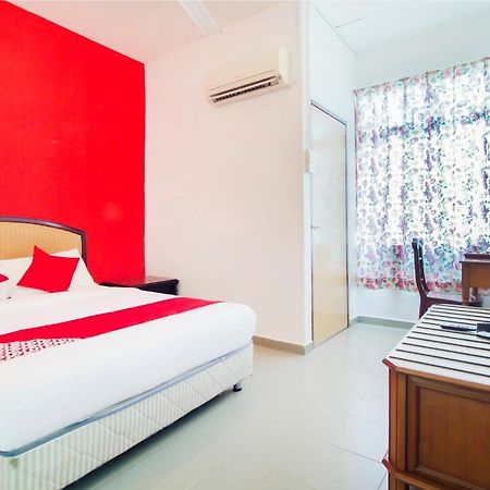 Oyo 1093 Ali'S Motel Teluk Bahang Eksteriør bilde