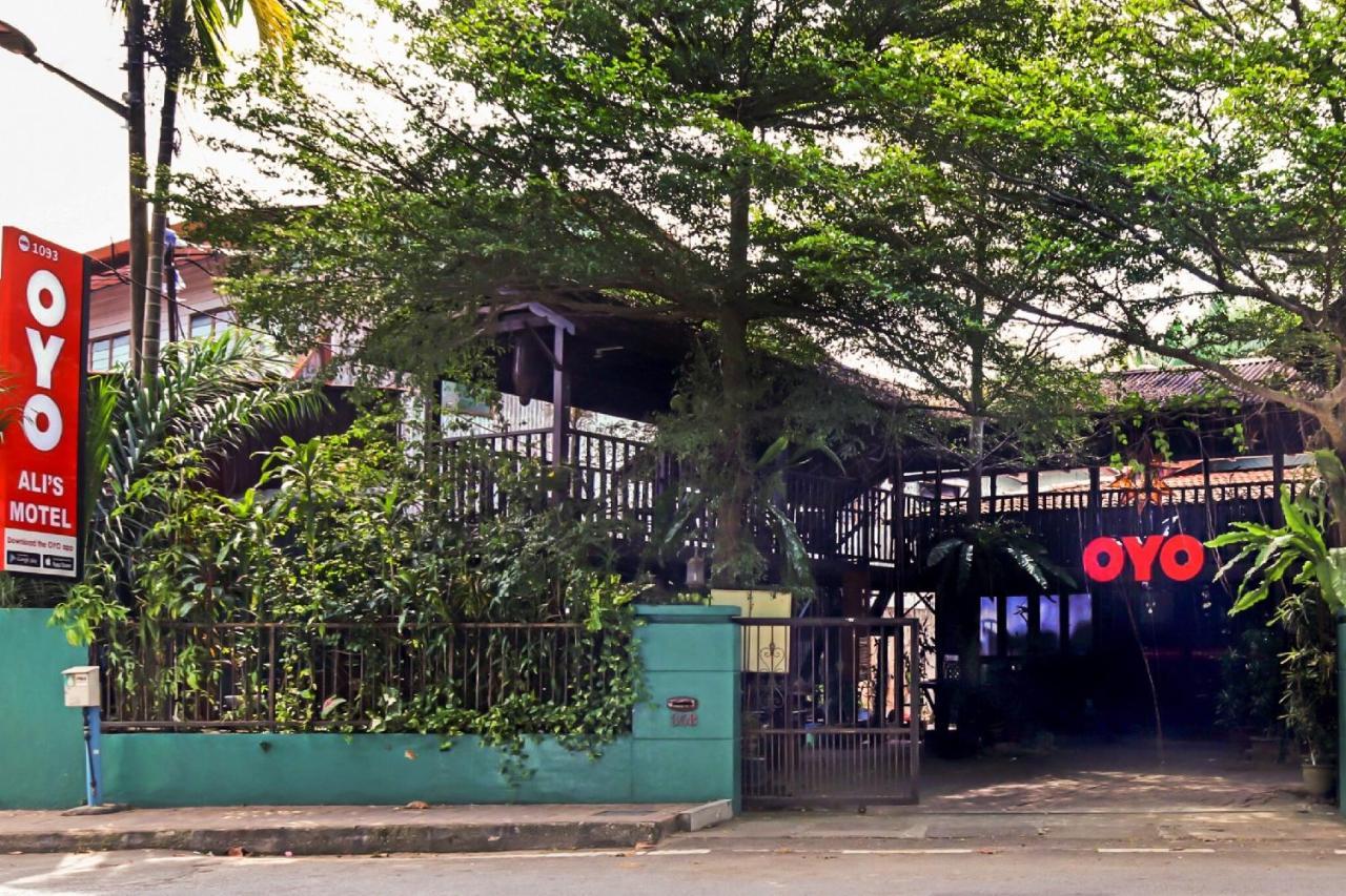 Oyo 1093 Ali'S Motel Teluk Bahang Eksteriør bilde