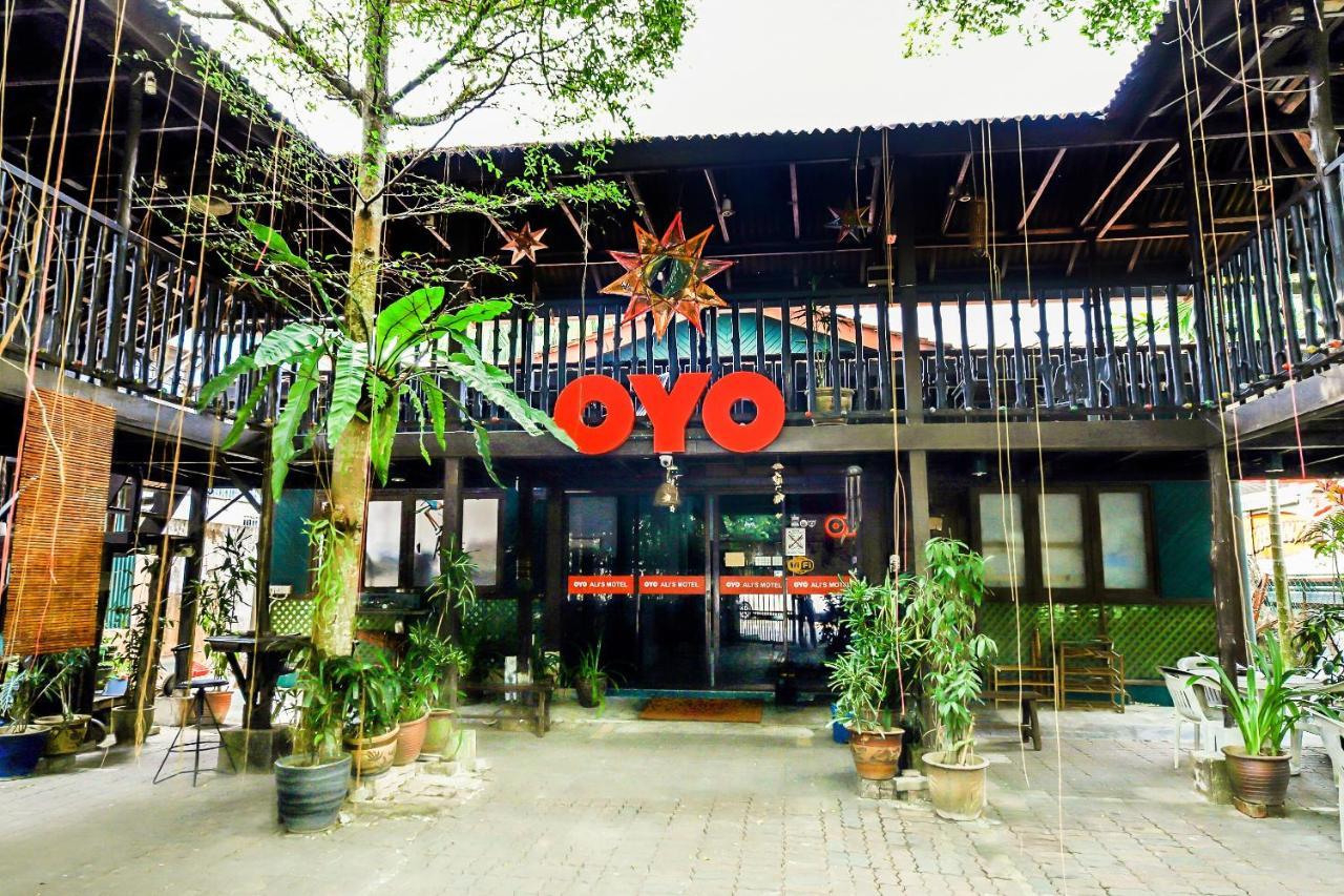 Oyo 1093 Ali'S Motel Teluk Bahang Eksteriør bilde