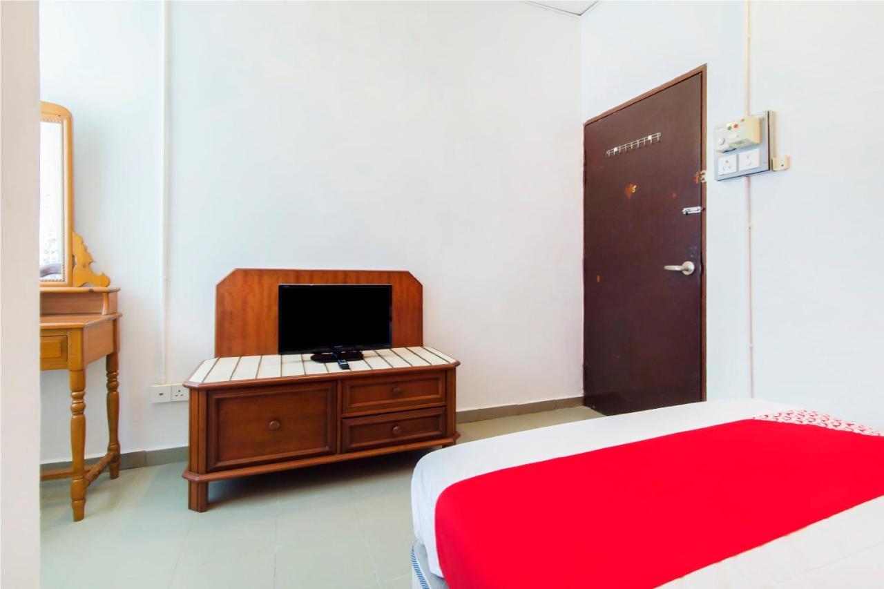 Oyo 1093 Ali'S Motel Teluk Bahang Eksteriør bilde