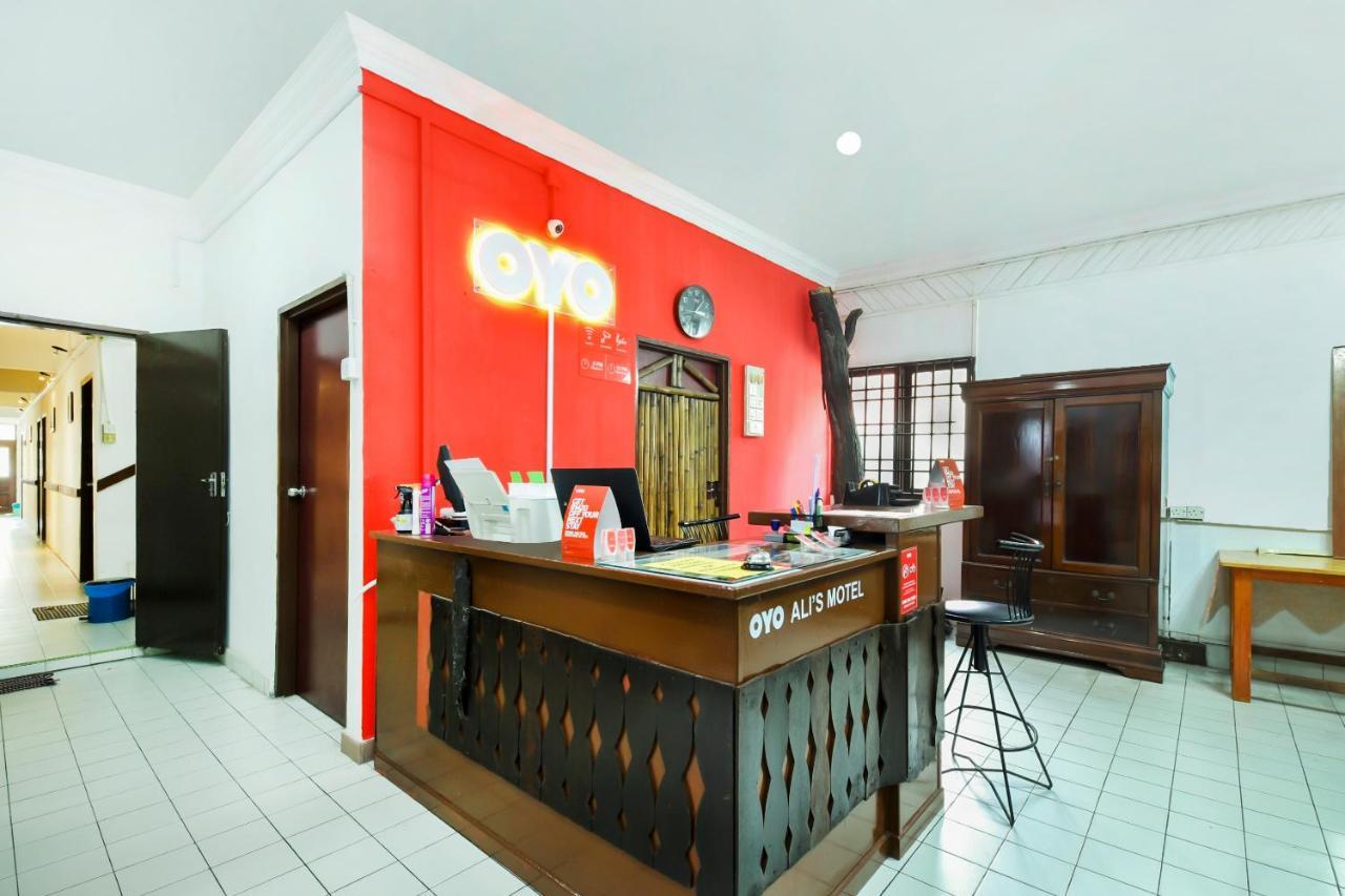 Oyo 1093 Ali'S Motel Teluk Bahang Eksteriør bilde