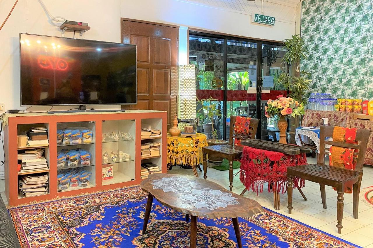 Oyo 1093 Ali'S Motel Teluk Bahang Eksteriør bilde